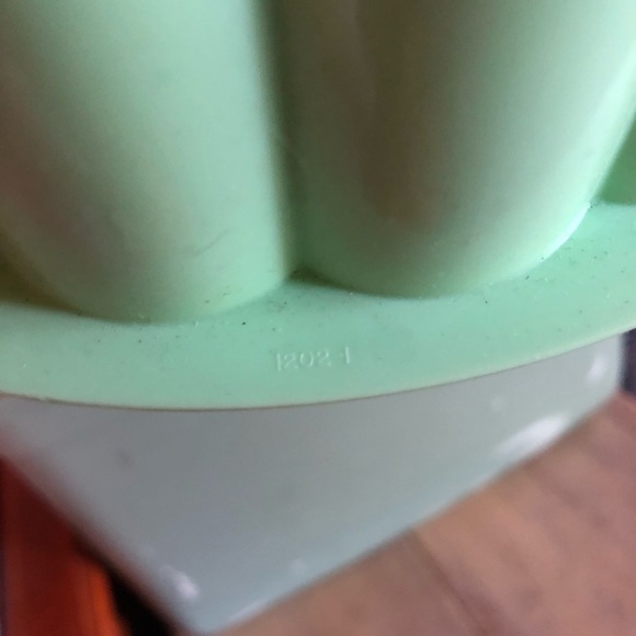 Tupperware Jello mold Mint green *missing lid piece - Picture 3 of 5